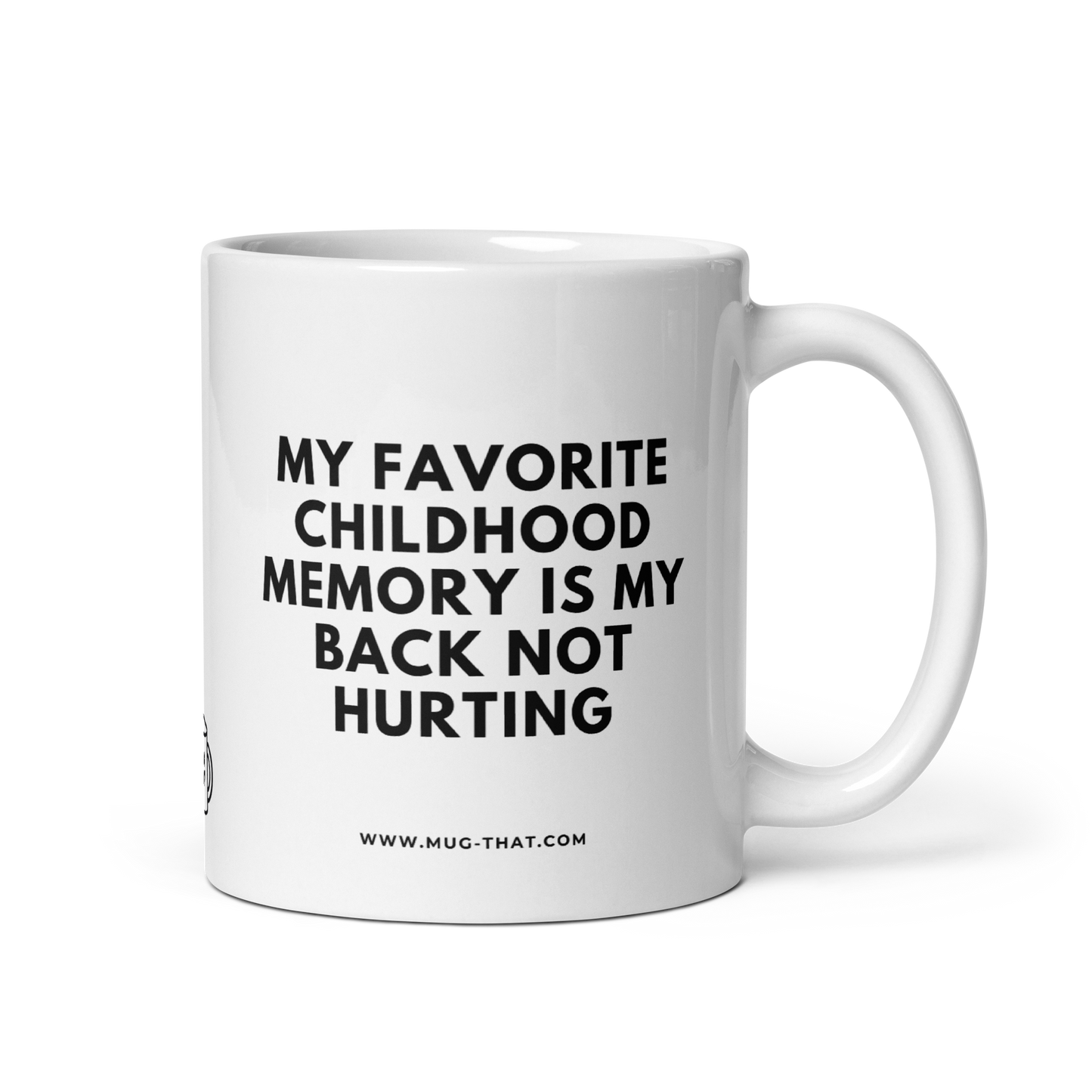 MUG THAT Kaffeetasse 325ml | „MY FAVORITE CHILDHOOD MEMORY IS MY BACK NOT HURTING“ | Lustige Spruchtasse über das Älterwerden | Humorvolles Geschenk