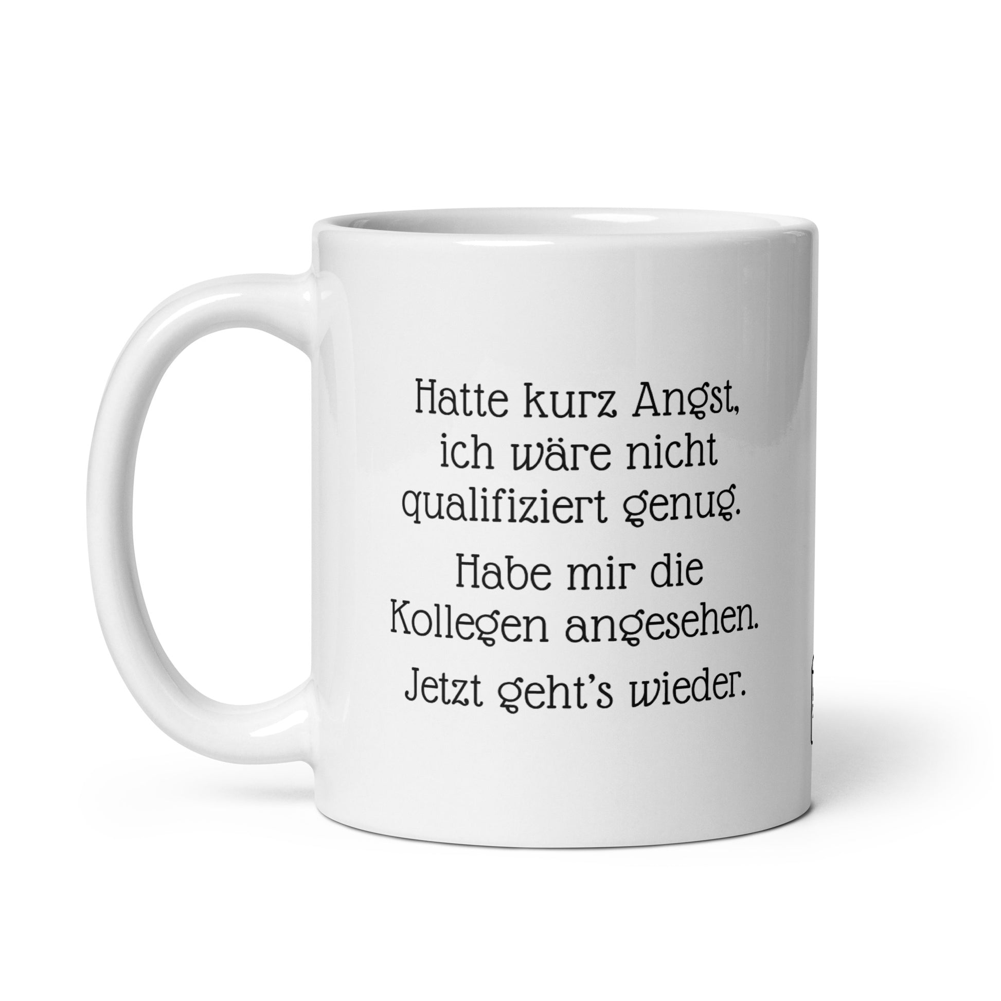 Seitenansicht der Kaffetasse mit Qualifikations-Humor. Keramik Coffee Cup für Büroalltag