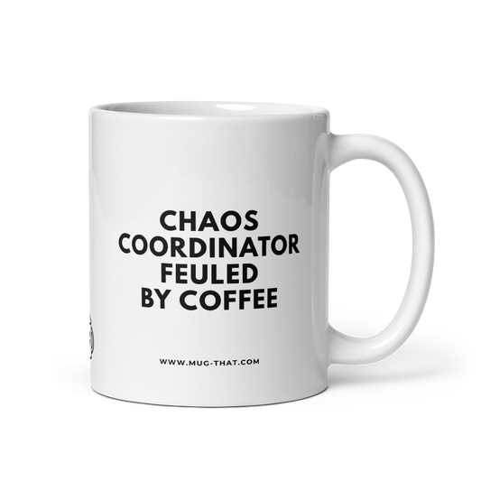 MUG THAT Kaffeetasse 325ml | „CHAOS COORDINATOR FUELED BY COFFEE“ | Lustige Büro-Tasse für Kollegen | Humorvolles Geschenk für gestresste Mütter & Manager