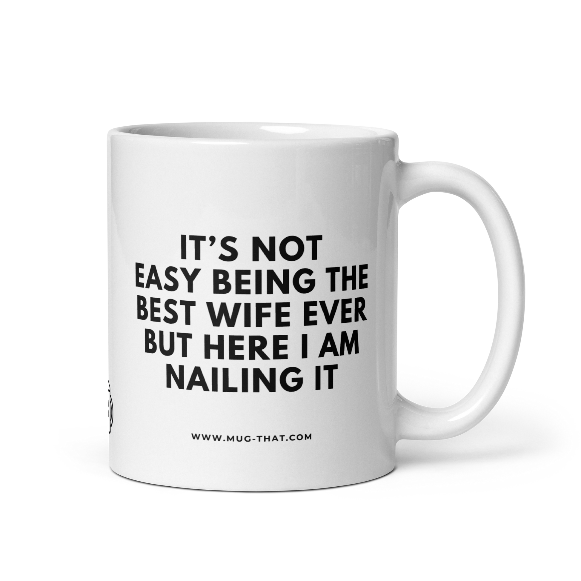 MUG THAT Kaffeetasse 325ml | „IT'S NOT EASY BEING THE BEST WIFE EVER BUT HERE I AM NAILING IT“ | Lustige Geschenkidee für Ehefrau | Humorvolle Spruchtasse für Hochzeitstag & Geburtstag
