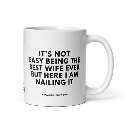 MUG THAT Kaffeetasse 325ml | „IT'S NOT EASY BEING THE BEST WIFE EVER BUT HERE I AM NAILING IT“ | Lustige Geschenkidee für Ehefrau | Humorvolle Spruchtasse für Hochzeitstag & Geburtstag