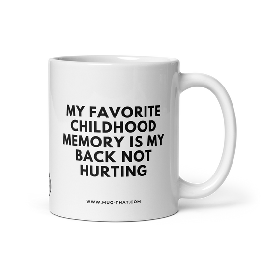 MUG THAT Kaffeetasse 325ml | „MY FAVORITE CHILDHOOD MEMORY IS MY BACK NOT HURTING“ | Lustige Spruchtasse über das Älterwerden | Humorvolles Geschenk