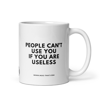 MUG THAT Kaffeetasse 325ml | „PEOPLE CAN'T USE YOU IF YOU ARE USELESS“ | Lustige Geschenkidee für Kolleginnen| Humorvolle Spruchtasse für Freundinnen und Office & Büro