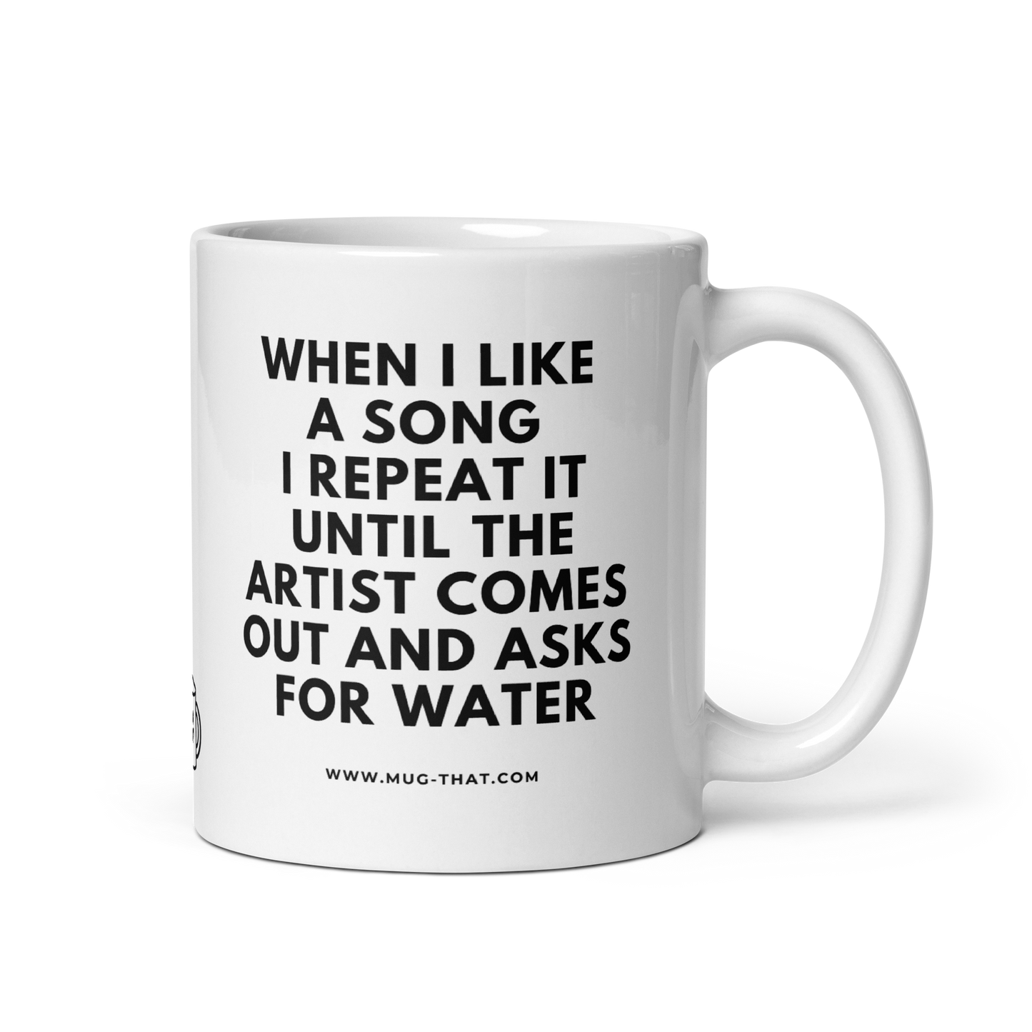 MUG THAT Kaffeetasse 325ml | „WHEN I LIKE A SONG I REPEAT IT UNTIL THE ARTIST COMES OUT AND ASKS FOR WATER“ | Lustige Geschenkidee für Ehefrau | Humorvolle Spruchtasse für Valentinstag & Jahrestag