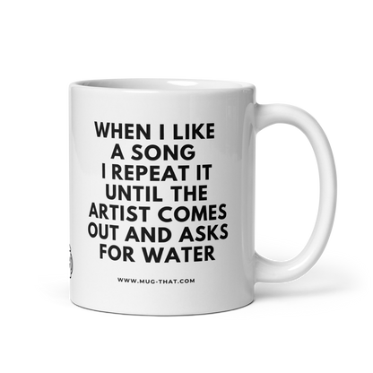 MUG THAT Kaffeetasse 325ml | „WHEN I LIKE A SONG I REPEAT IT UNTIL THE ARTIST COMES OUT AND ASKS FOR WATER“ | Lustige Geschenkidee für Ehefrau | Humorvolle Spruchtasse für Valentinstag & Jahrestag