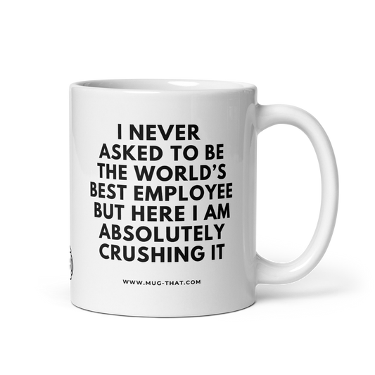 MUG THAT Kaffeetasse 325ml | „I NEVER ASKED TO BE THE WORLD'S BEST EMPLOYEE BUT HERE I AM ABSOLUTELY CRUSHING IT“ | Lustiges Bürogeschenk | Spülmaschinenfest