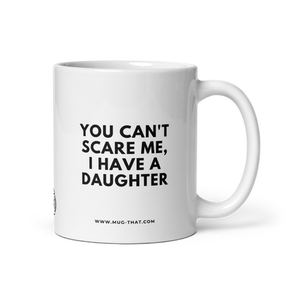 MUG THAT Kaffeetasse 325ml | „YOU CAN'T SCARE ME, I HAVE A DAUGHTER“ | Lustige Eltern-Tasse | Humorvolles Geschenk für Väter Mütter Muttertag Vatertag