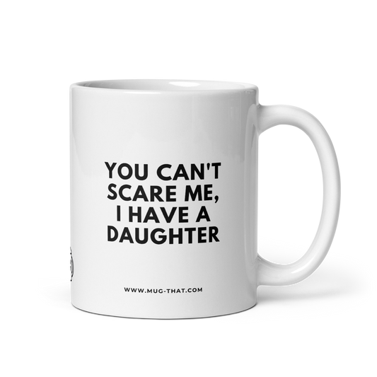 MUG THAT Kaffeetasse 325ml | „YOU CAN'T SCARE ME, I HAVE A DAUGHTER“ | Lustige Eltern-Tasse | Humorvolles Geschenk für Väter Mütter Muttertag Vatertag