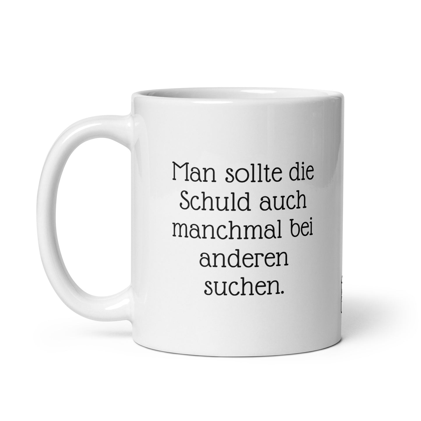 Witzige Büro Tasse über Schuldzuweisungen. Seitenansicht der Kaffeetasse für Teamarbeit. Spülmaschinenfester Becher mit frechem Spruch für Arbeitsalltag